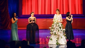 Nu este doar frumoasa, ci si talentata. Sotia lui Rares Bogdan a creat o rochie unicat pentru Balul Operei de la Cluj