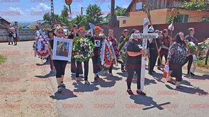Ce au făcut locuitorii satului Deleni, când Teodora Marcu era condusă pe ultimul drum. Imagini greu de privit