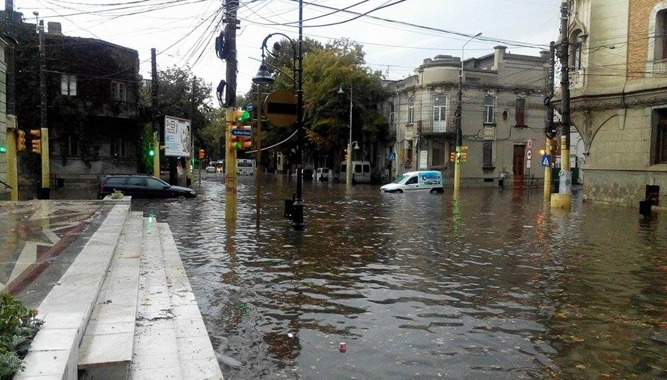Ploi şi inundaţii în judeţul Constanţa. Militarii au intervenit de urgenţă