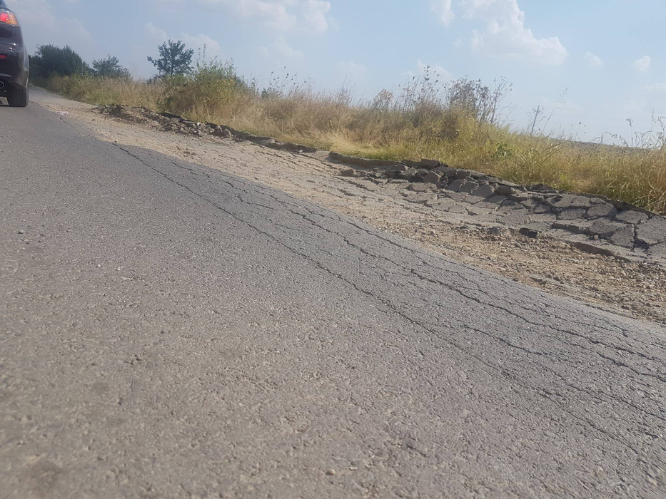 Atenție, șoferi! Există 2 cratere pe un drum circulat din județul Giurgiu, iar pericolul de accident este uriaș