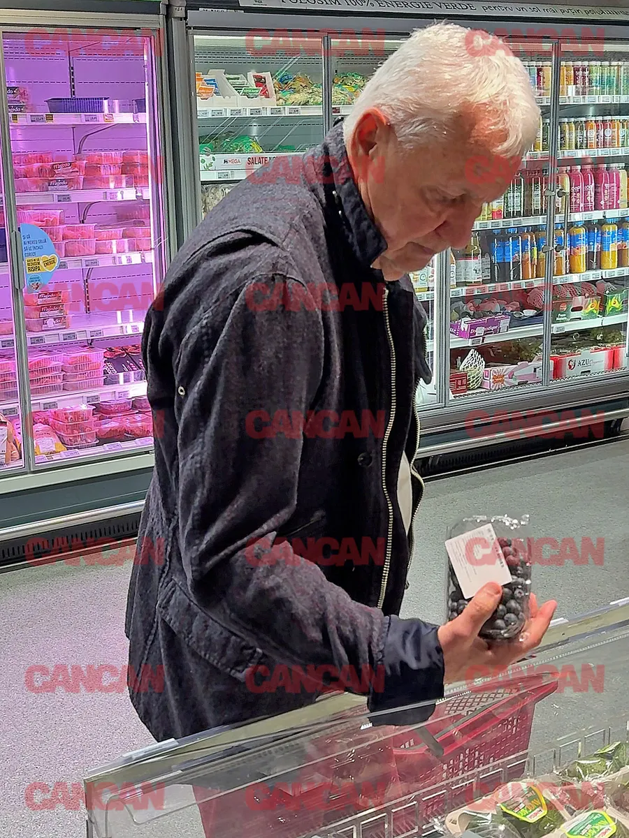 Sion Bujor își cumpără afine din Mega Image