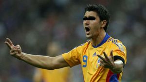 Bat clopotele de nunta! Fotbalistul "Nationalei" si-a prezentat iubita parintilor!