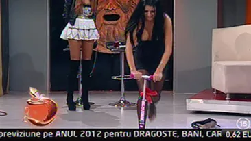 Daniela Crudu a venit cu sanii pe afara la emisiune! Vezi ce i-a adus Mosul pacatoasei!