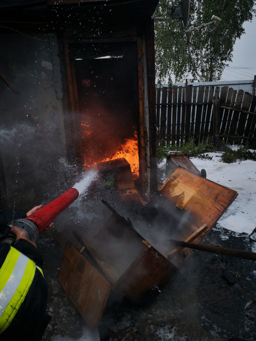 Tragedie. O familie din Moinești se zbate între viață și moarte, în urma unui incendiu care le-a ars casa și toată averea.