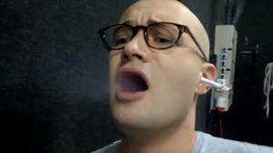 Cel mai SCARBOS filmulet! Mihai Bendeac, filmat in timp ce il MUSCA de fata si il SARUTA FRANTUZESTE pe catelul Deliei