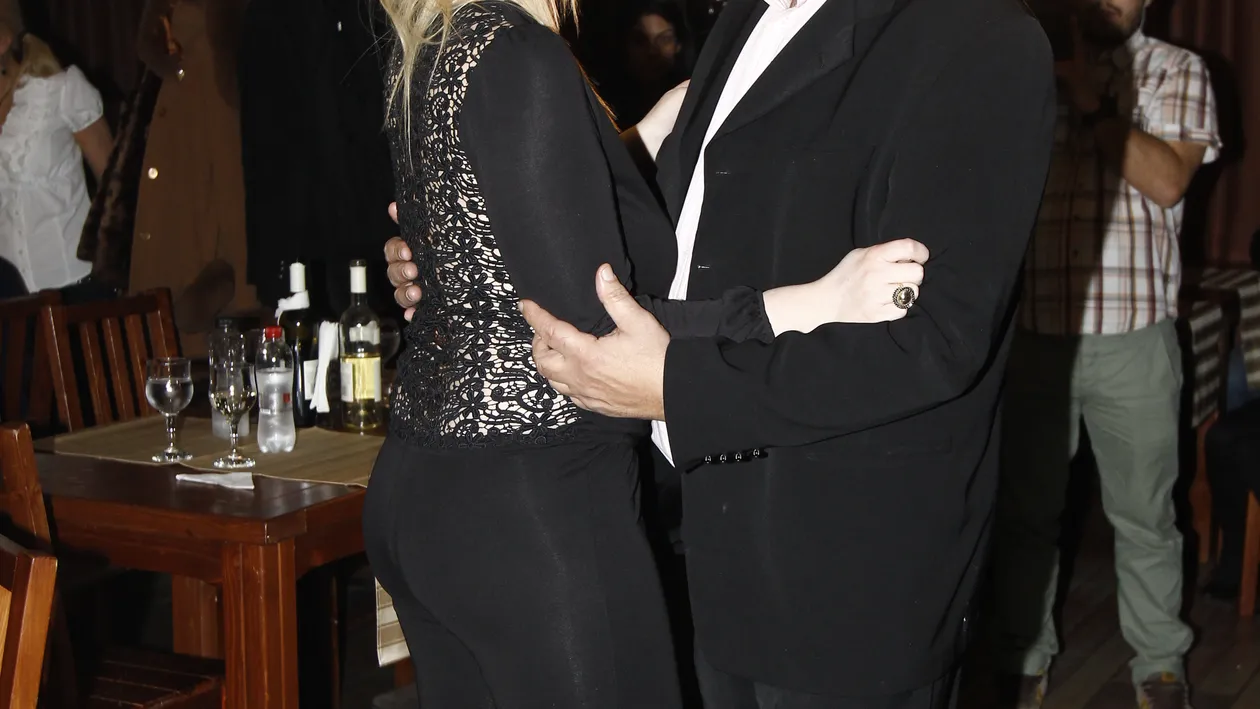 Oana a strambat in nas la cadourile primite de Lis: Nicio zi de nastere fara bibelouri si sticle de bautura, desi Viorel nu bea