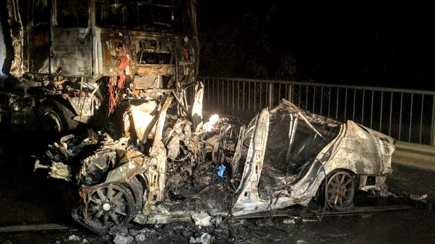 Filmul accidentului în care trei tineri au murit arși de vii în Bihor: „O mers altu’ şi i-o băgat sub TIR!”
