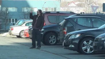 Florin Piersic jr. isi spioneaza vecinii! Paparazzii l-au filmat facand ASTA in miezul zilei! VIDEO