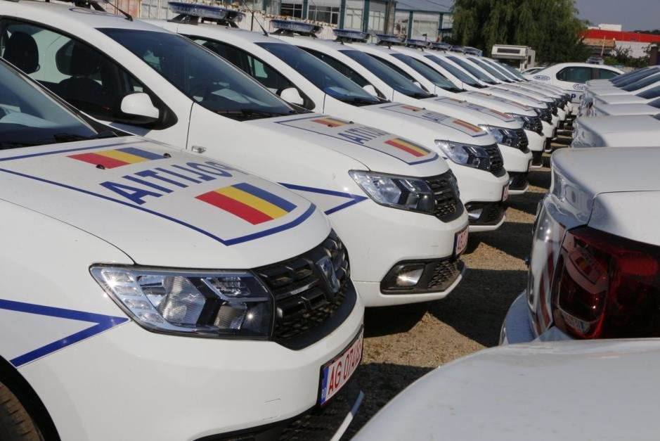 FOTO. Poliția română a prezentat mașinile în care vor sta arestații. Cum arată și ce dotări au noile Dacia Logan