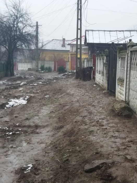 Oamenii plătesc impozite ca la oraş, dar înoată în noroi
