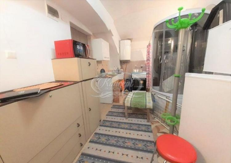 Garsonieră cu bucătăria în baie, la Cluj-Napoca. Preţul încredibil cu care se vinde locuinţa cu WC-ul ascuns după aragaz