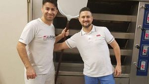 Ce lecţie de viaţă! În Italia, doi brutari români dau gratis pâine celor care nu își mai permit să o cumpere