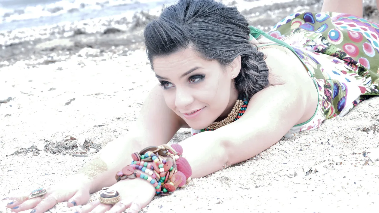 Oana Tache se pregateste de Revelionul de 1 Mai! Uite ce provocator a pozat pe plaja!