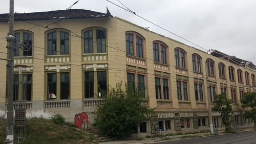 Pompierii intervin la fabrica de bere din Rahova, unde acoperişul stă să se prăbuşească!