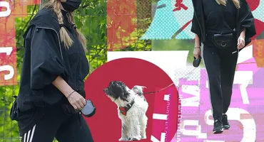 Tania Budi și-a plimbat câinele în „stil ninja”.  S-a camuflat cu mască, ochelari, căciulă și...
