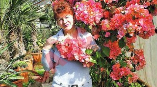 Sta de 30 de ani printre flori