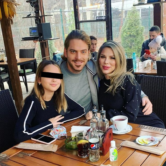 Alina și Ilan Laufer alături de Karina, la restaurant