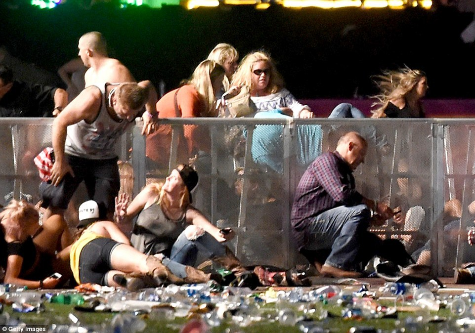Masacru în Las Vegas! 50 de morţi şi peste 200 de răniţi!