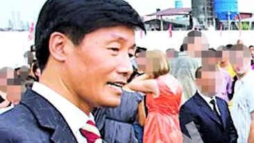 Pan Jidong a comandat la Botosani o haina de 25.000 de euro. Bossul China Town, costum cu fir de platina!