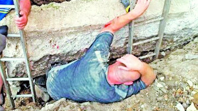 Accident teribil pentru un britanic! Blocat 40 de minute sub doua tone de beton