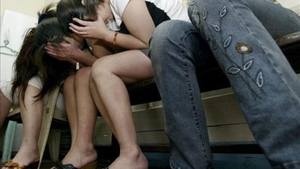 Cine sunt fetele care susţin că au fost violate de un poliţist şi alţi doi bărbaţi. “Au o grămadă de dosare...”