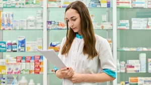 Cât câștigă o farmacistă la Catena în 2026. Ce salariu și beneficii lunare are