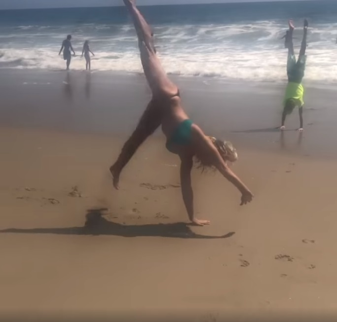 La 57 de ani, Nadia Comăneci arată senzațional în costum de baie! Gestul făcut pe plajă a devenit viral