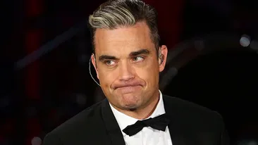 VIDEO! ROBBIE WILIAMS a folosit gel antibacterian după ce a dat mâna cu fanii