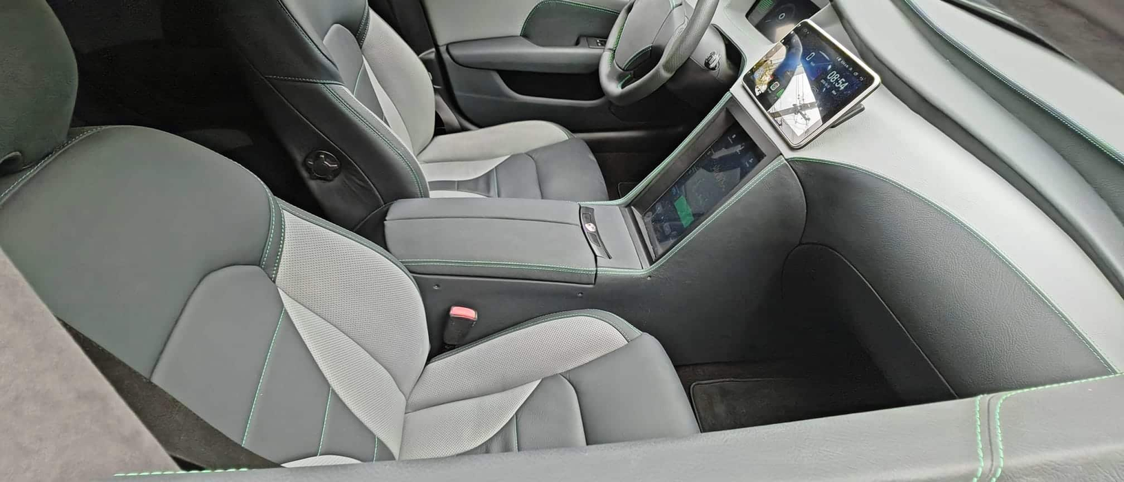 Autoturismul are 4 locuri, iar interiorul este din piele ecologică