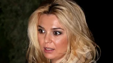 Crina Matei purta haine ca profesoarele in liceu si isi spunea Corina Chiriac