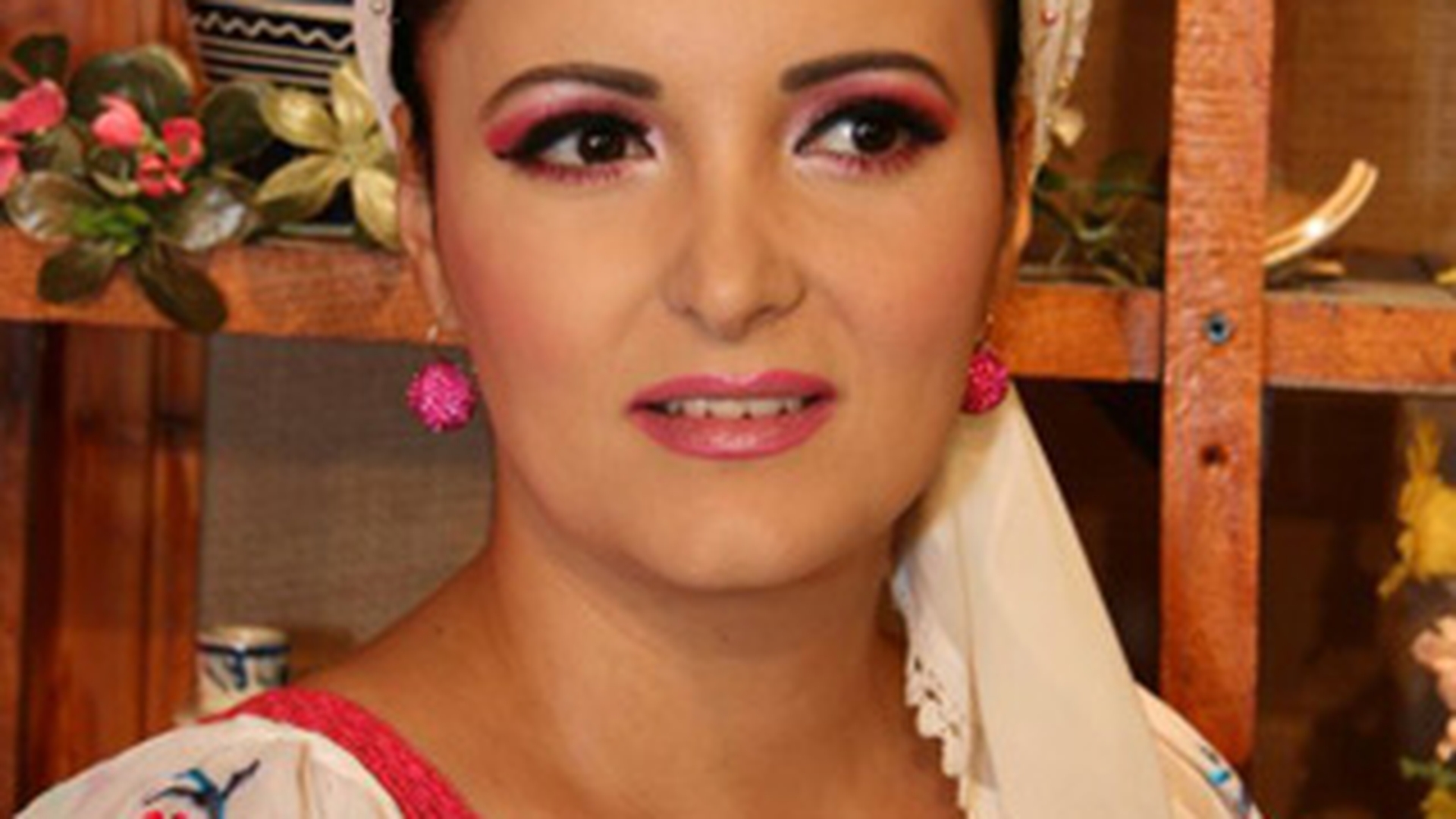 Silvana Raciu, cantareata cu cele mai mari silicoane din folclorul romanesc, a fost atacata de hoti in miezul noptii!