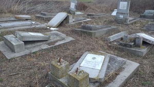 Peste 70 de monumente funerare din cimitirul evreiesc din Huși au fost vandalizate. MAI a demarat o anchetă