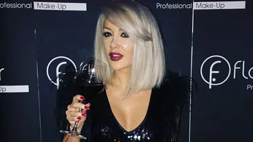 Surorile Bambi şi Deea Maxer, pe o plajă din Dubai! Uite cum şi-au etalat siluetele în costum de baie 