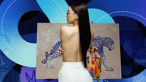 Interzis cardiacilor! Face artă cu bustul gol: Artista Adelina Robu pictează cu nurii și susține că nu e nimic rușinos în asta!„Eu exprim feminitatea. Corpul unei femei este frumos!”