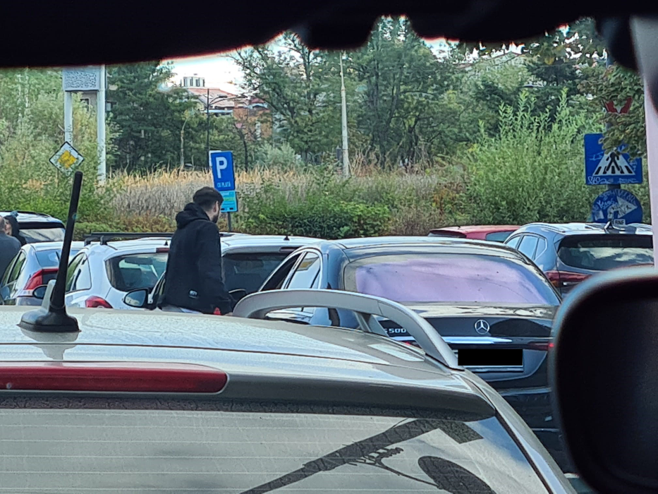 Alex Pițurcă l-a lăsat pe fiul său să se joace în mașină, sub supraveghere