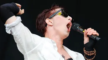 Gafa URIASĂ a unei vedete! Un sân i-a scăpat din sutien pe scenă, iar părul de la subrat i-a scârbit pe fani