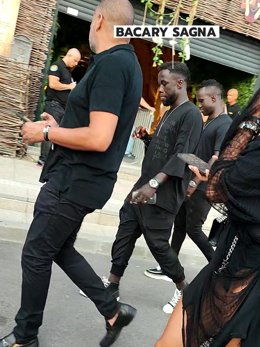 Bacary Sagna, alături de gașca lui de prieteni (Foto: CANCAN.RO)