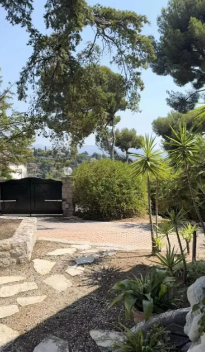Noi imagini din casa Andreei Esca de pe Coasta de Azur. Aici își petrece vacanțele pe timp de vară