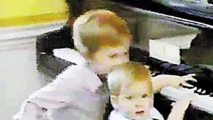 Imagini emotionante din arhiva Casei Regale Britanice! William si Harry, in duet la pian