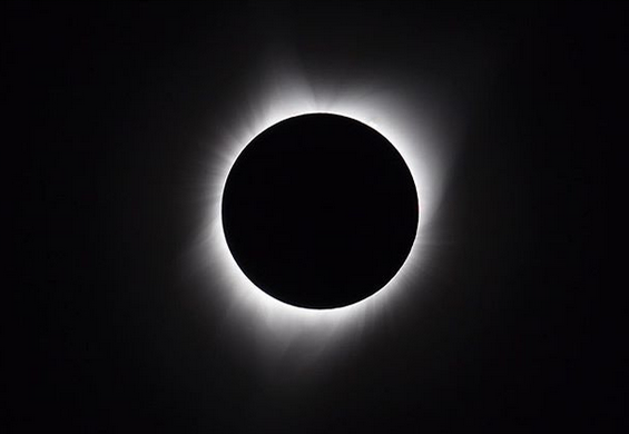 Eclipsă totală de Soare, imagini incredibile! Vedetele nu au ratat momentul rar