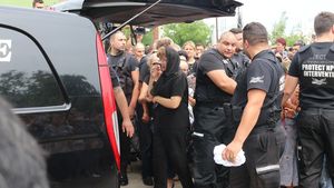 Am aflat motivul scandalului. De ce s-au certat părinţii Denisei în ziua înmormântării