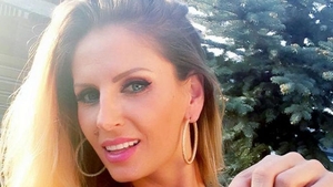 Andreea Banica filmata in timp ce isi bate joc de un barbat pe o banca! Imaginile sunt deja pe internet!
