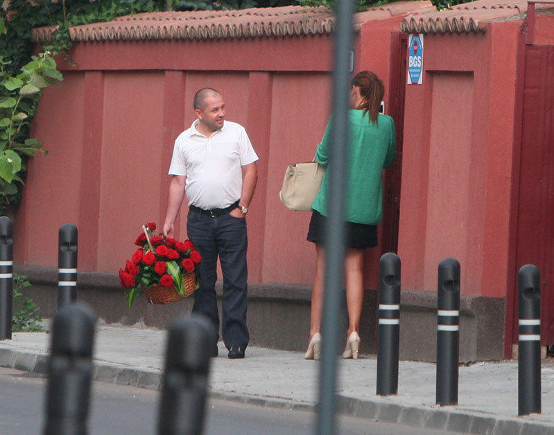 George Ivănescu îi zâmbeşte Adinei Bojin, care, la momentul respectiv, deţinea o funcţie importantă la ANAF