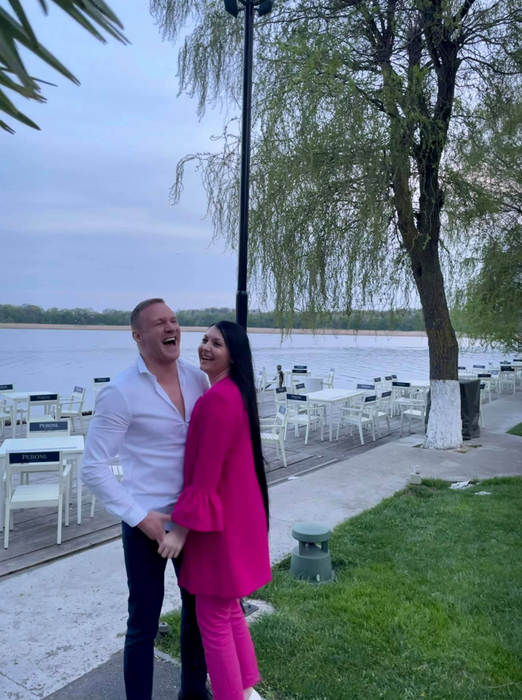Alin Oprea, surpriză impresionantă pentru Medana cu ocazia aniversării a 2 ani de relație: “Un aranjament format din peste 1.500 de trandafiri”. Ce cadouri i-a pregătit bruneta | FOTO