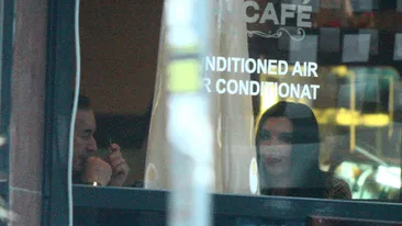 Miron Cozma stie sa se comporte cu o femeie! A scos-o pe Marinela la un pranz romantic, a sarutat-o si i-a luat un martisor!