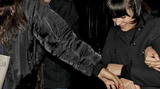 Si-a turnat si-n cap! Lily Allen si-a lasat copilul si sotul acasa si s-a imbatat de ziua ei!