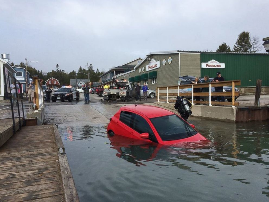 Imagini incredibile! O tânără a sărit cu maşina într-un lac, pentru că aşa i-a „spus“ GPS-ul să facă