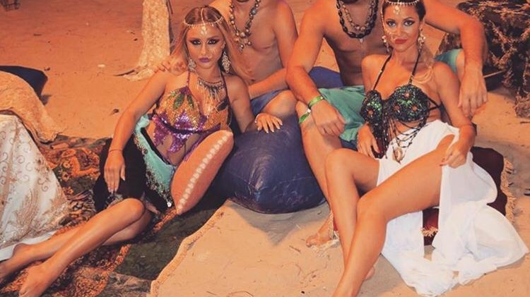 Caz uluitor în showbiz! O ispită de la ”Insula Iubirii”, ”agățată” de un bărbat ce se dă drept Alibec!