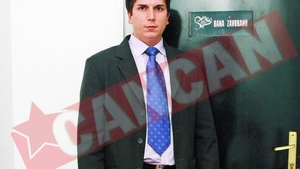 Si-a angajat bodyguard sa-i pazeasca hainele