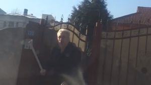 VIDEO. Fost judecător din Craiova, cercetat pentru distrugere după ce i-a spart parbrizul unui şofer care parcase în faţa casei sale